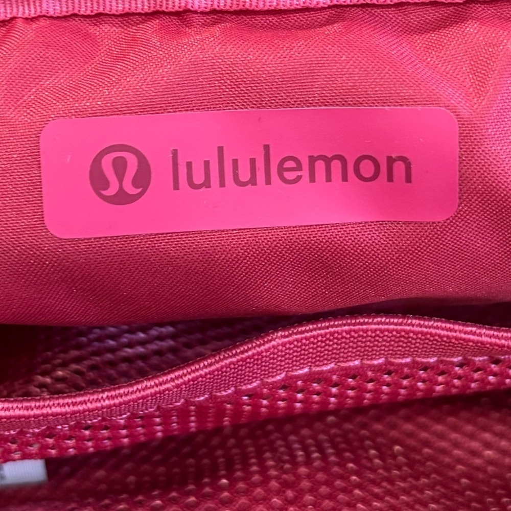 NWT Lululemon Everywhere Belt Bag In Raspberry Coulis - Picture 6 of 8